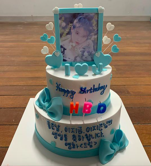 WORLDMUSICAWARD's tweet photo. #Korean superstar #IU shares acoustic performance of #eight to celebrate Her 27th Birthday and reaching 3 million suscribers on youTube after making 2 more donations towards #COVID19 relief! 👩‍🎤🎤🎶🍃2️⃣7️⃣🎂🍾🎁🎉3️⃣Ⓜ️✨💰😷 🌟👑 
@_IUofficial 
https://t.co/w7nxKaaHg4 https://t.co/hP9oo6CQ3k