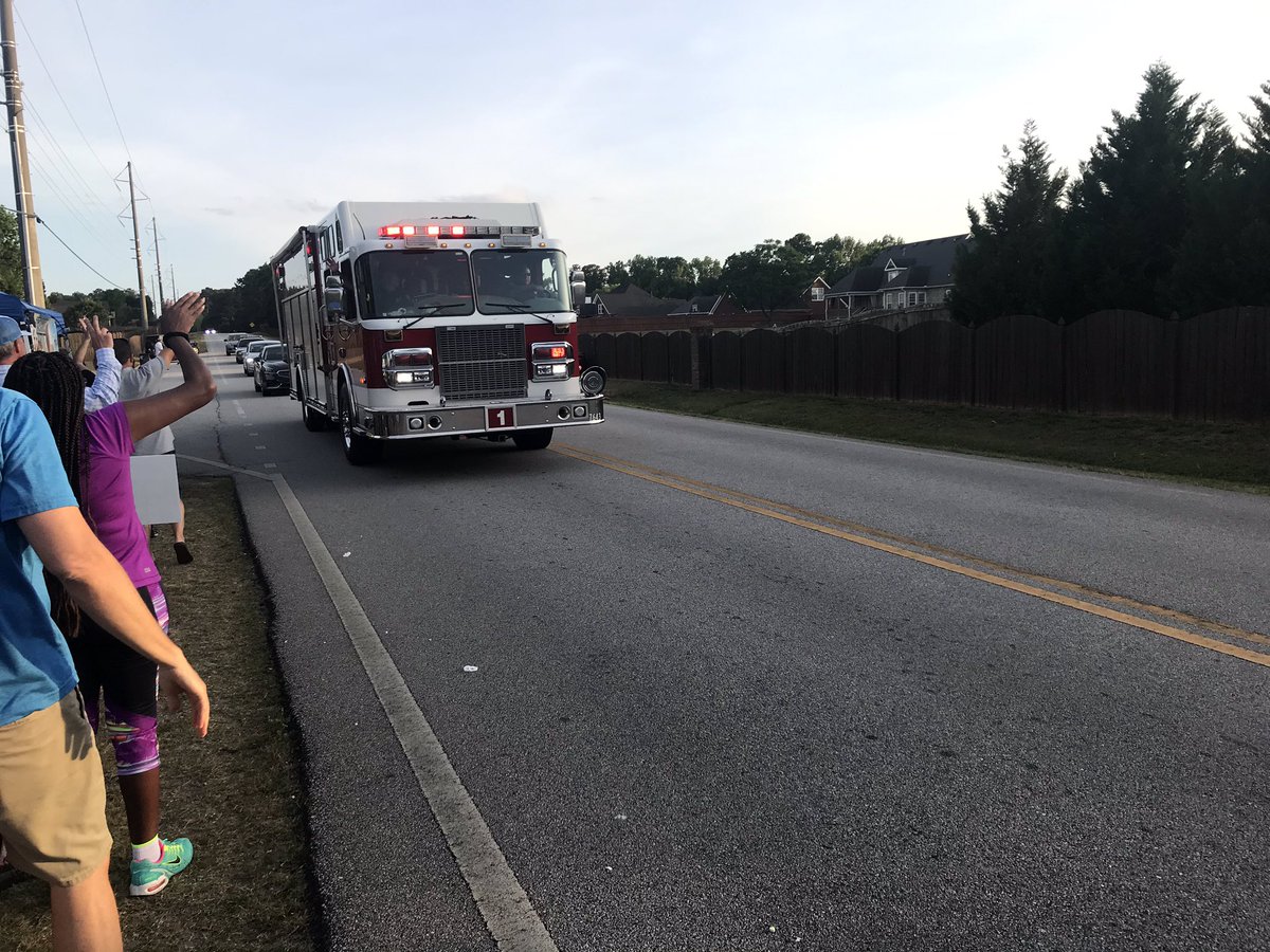 CoachJaredZito's tweet photo. Only in Ola! 1st ever Senior Parade! Congratulations Class of 2020! https://t.co/31vZqbHQ0K