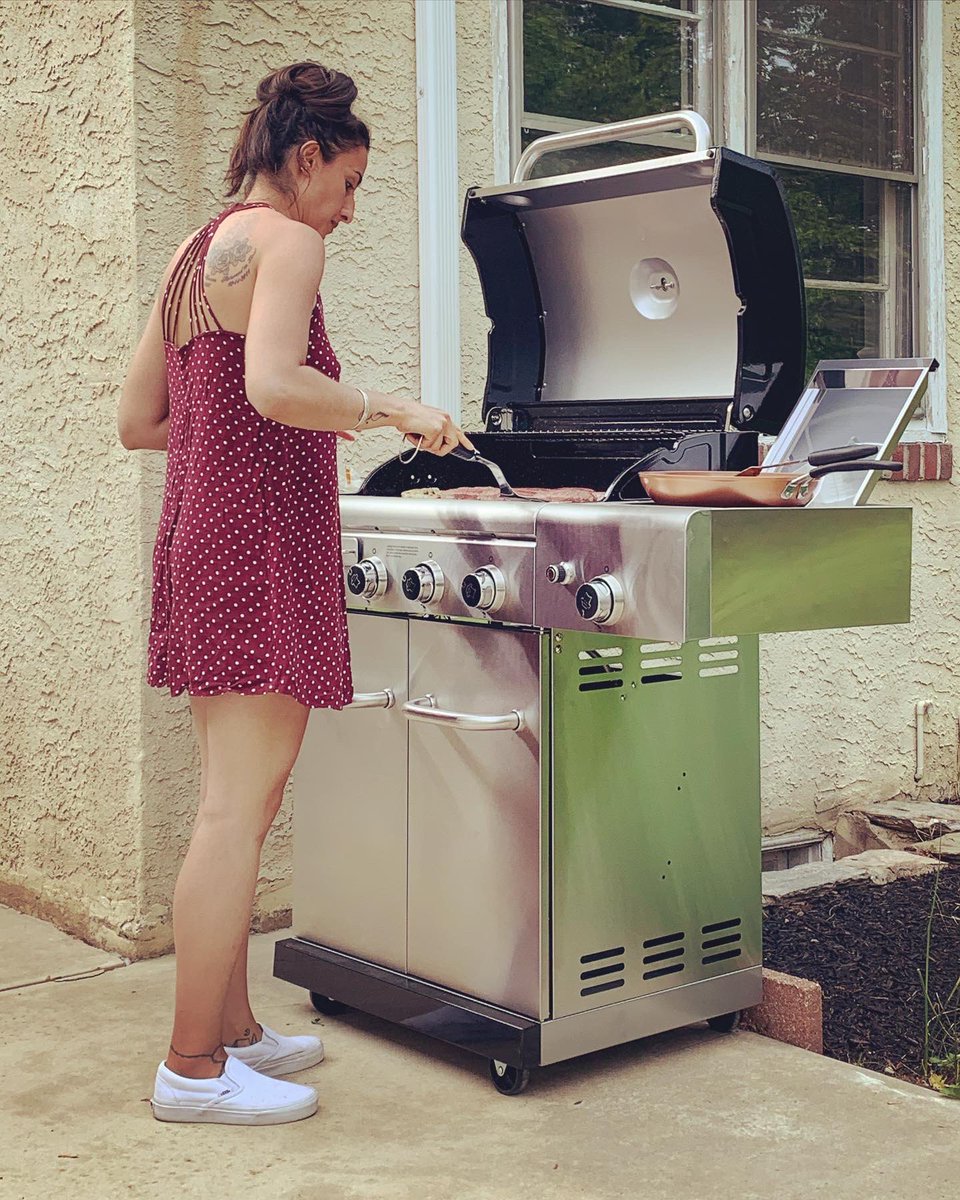 MissMopar7172's tweet image. WELCOME! 🇺🇸🇺🇸 Threw my first BBQ at the new house today. Not quite the party I imagined, but certainly a reason to smile! I hope everyone had an enjoyable Saturday! ☀️🍔🍦