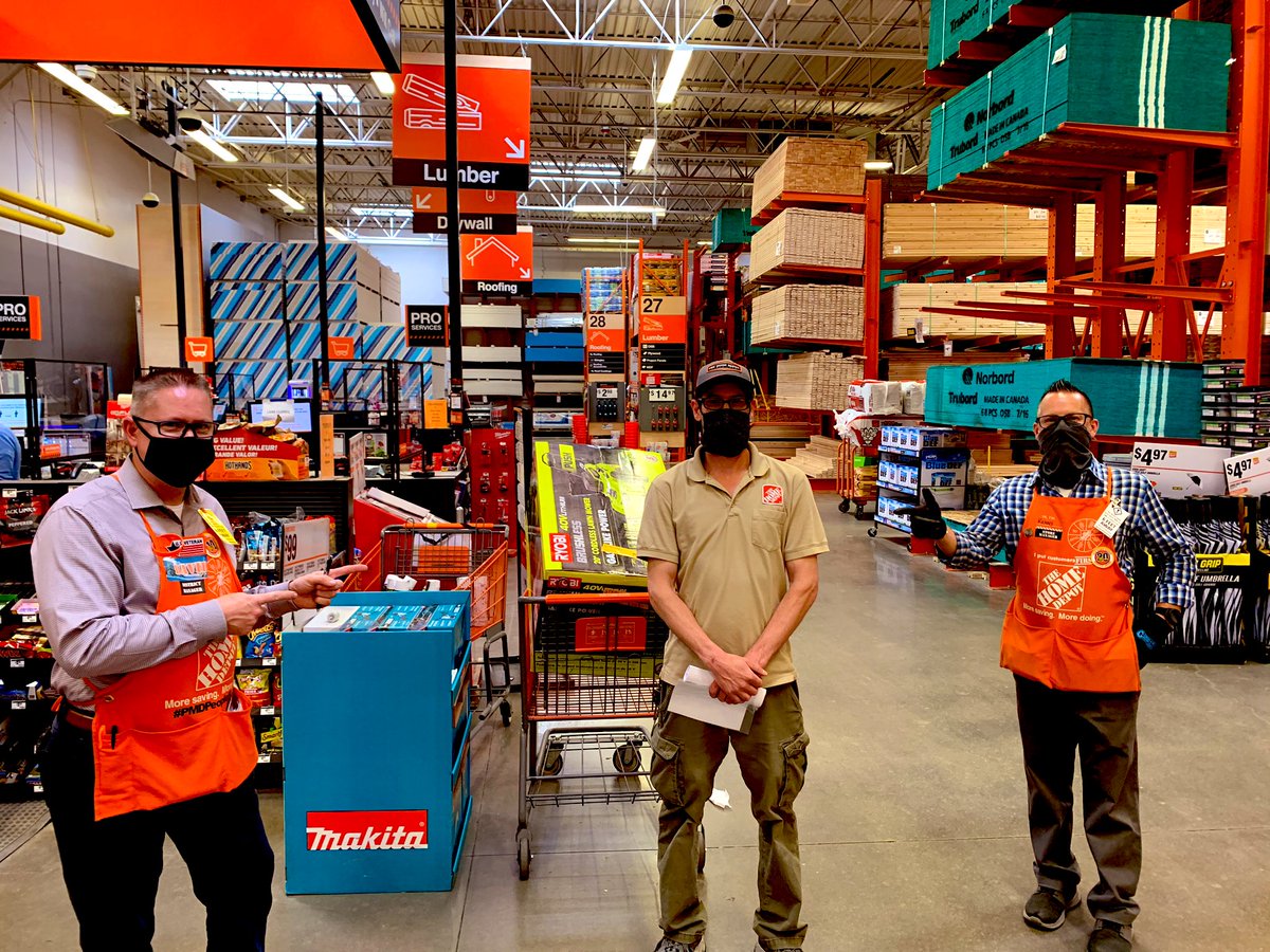 Our DM David Lataille recognizing some of our hard working and amazing associates here at 1526!Glendale!!