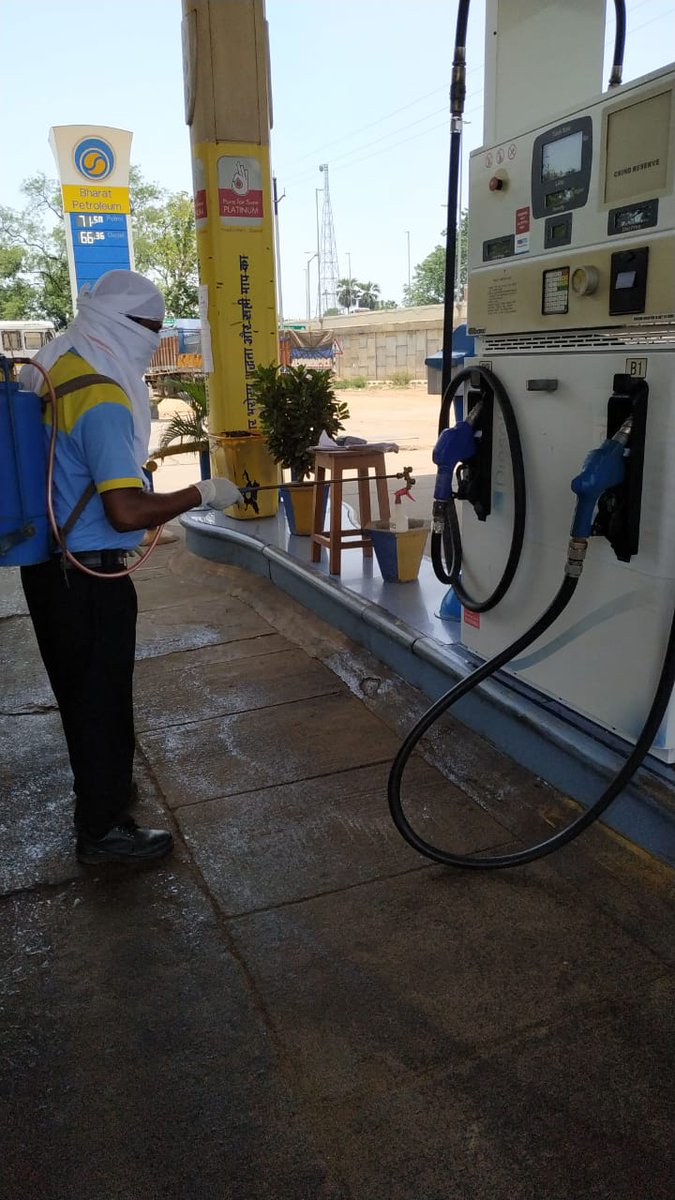 bpclro_Dhalbhum's tweet photo. Round the Clock team #SMAC_Dhalbhumgarh  serving it's customer with utmost care.

We are committed to treat them as  family.

#CoronaWarriorsIndia

@palit1963 @RajivDu46133963 
@bpcretailjsr @Hetramjsr https://t.co/TNLHAZ0F4I