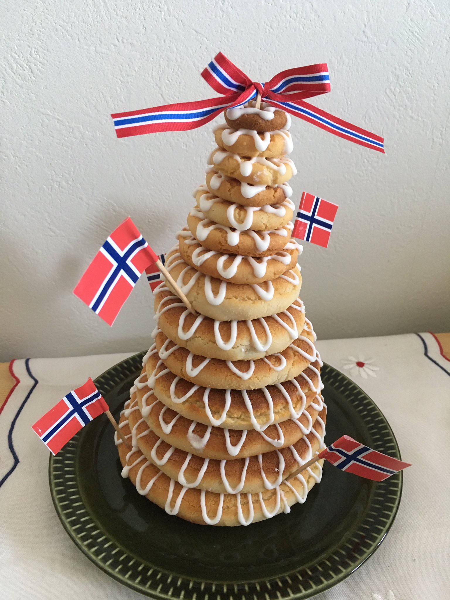 Nennen ノルウェーの憲法記念日17 Maiのお祝いにクランセカーケ作りました 普通に作ると18段ですが 今回型で7段 残り生地で7段の変則14段になりました Norway Kransekake 17mai T Co Kjwv3whzwq Twitter