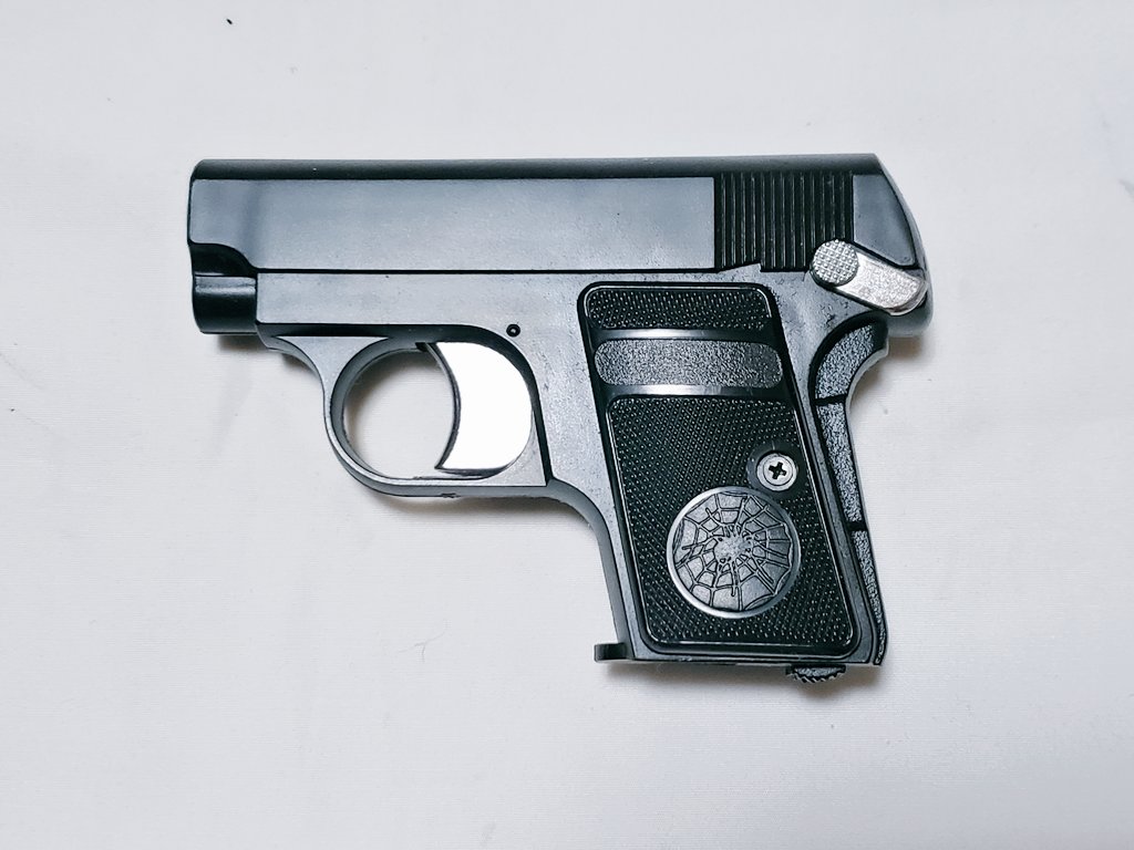 hirokazukk51's tweet photo. #愛銃晒すとサバゲーマーがフォローやRTをしてくれるらしい #COLT #M1908
HFCのコルト25オート(M1908)の固定ガス。台湾製。
モナカ構造でマルシンのコピー？
刻印は無し。グリップに怪しいロゴ。
ラッキーポイント製の手錠ケースに収納できる。ベルトに通さず、上着のポケットに入れたら野良犬仕様⁉️ https://t.co/JMelGdWW3F
