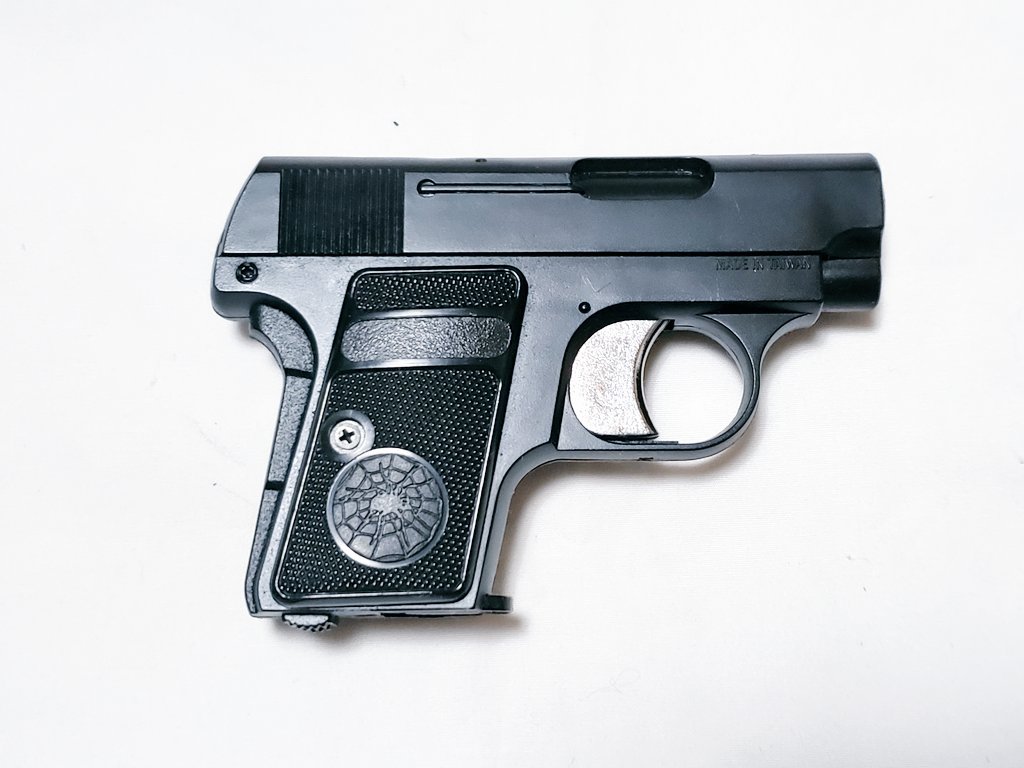 hirokazukk51's tweet photo. #愛銃晒すとサバゲーマーがフォローやRTをしてくれるらしい #COLT #M1908
HFCのコルト25オート(M1908)の固定ガス。台湾製。
モナカ構造でマルシンのコピー？
刻印は無し。グリップに怪しいロゴ。
ラッキーポイント製の手錠ケースに収納できる。ベルトに通さず、上着のポケットに入れたら野良犬仕様⁉️ https://t.co/JMelGdWW3F