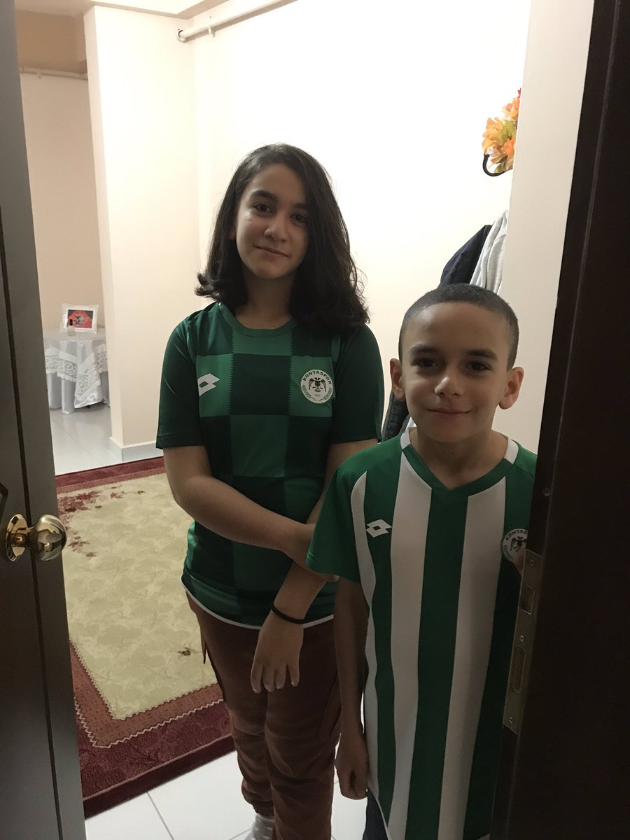 12 yaşındaki Konyaspor taraftarı Muhammed Emin, profil fotoğrafında Aykut Kocaman bulunan bir Konyaspor taraftarını Aykut Kocaman zannedip forma isteğinde bulunuyor ve dünya güzelleşiyor 👏👏

Futbol, küçücük yürekte kocaman sevgiyi taşıyan futbol..