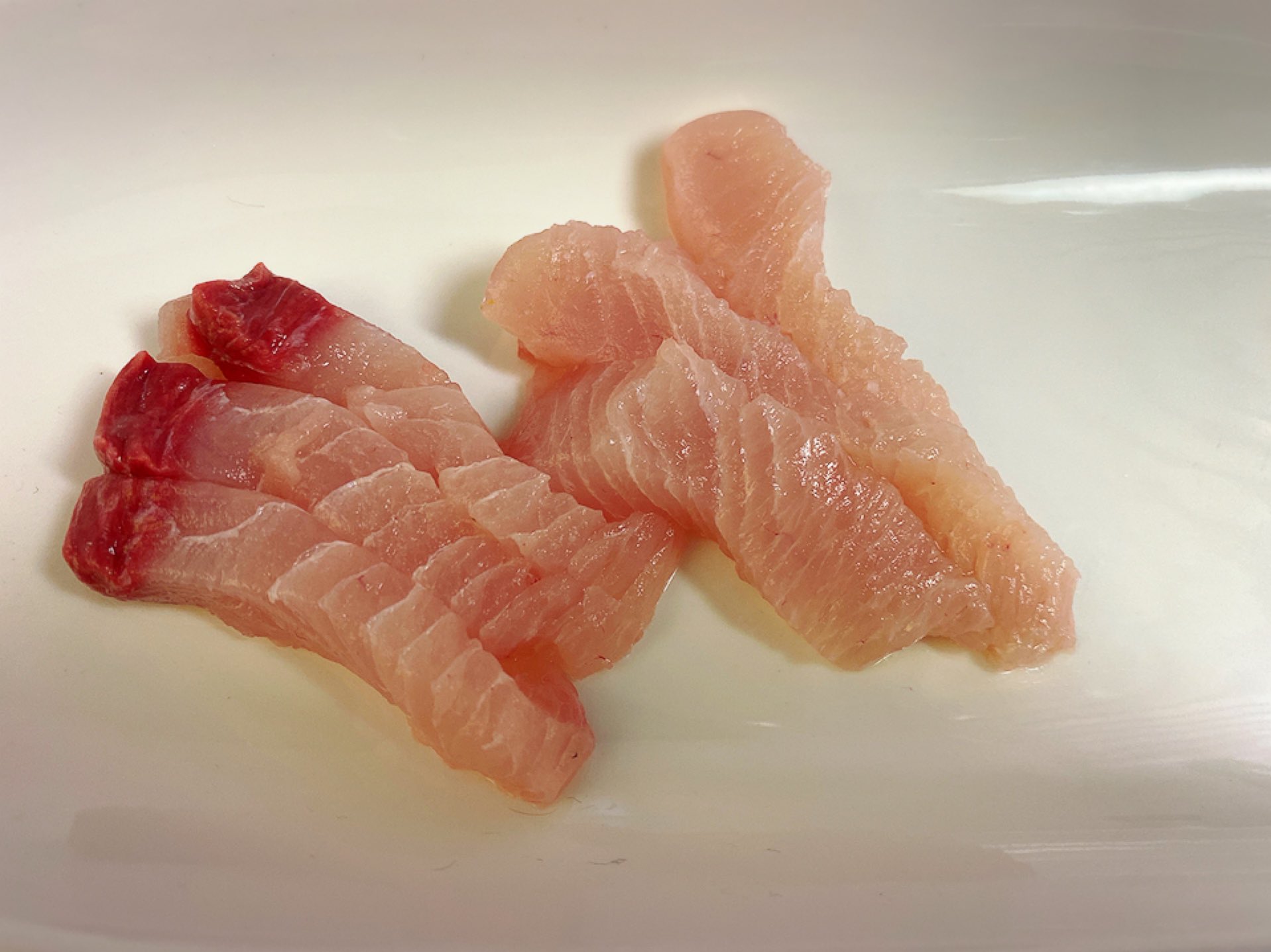 Shamshir Psvahiroshi 生臭みが強いのでハマチやサーモンに比べるとクセが強くて美味しいとは言い難いですねー E ボラをもうちょっと臭くした感じかな食感は良いんですがねー Twitter