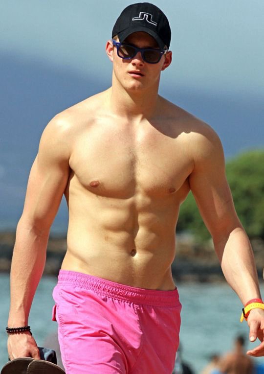 Who is hotter?

RT for James Maslow

LIKE for Alexander Ludwig