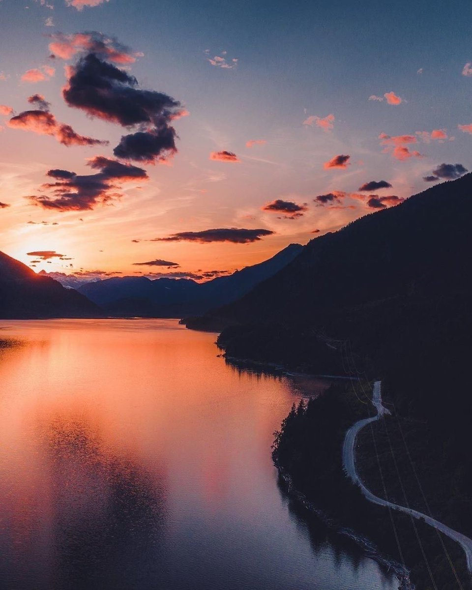 FourSeasonsES (@fourseasonses) on Twitter photo Colores que convergen para maravillarte. El cielo al atardecen en <a href="/FSWhistler/">Four Seasons Resort Whistler</a> es una maravilla. #VolveremosAViajar y a contemplar esos paisajes.
📸@blakehobsonn
#FourSeasons #StayHome #QuedatenCasa #FSConnectsAtHome Colores que convergen para maravillarte. El cielo al atardecen en <a href="/FSWhistler/">Four Seasons Resort Whistler</a> es una maravilla. #VolveremosAViajar y a contemplar esos paisajes.
📸@blakehobsonn
#FourSeasons #StayHome #QuedatenCasa #FSConnectsAtHome
