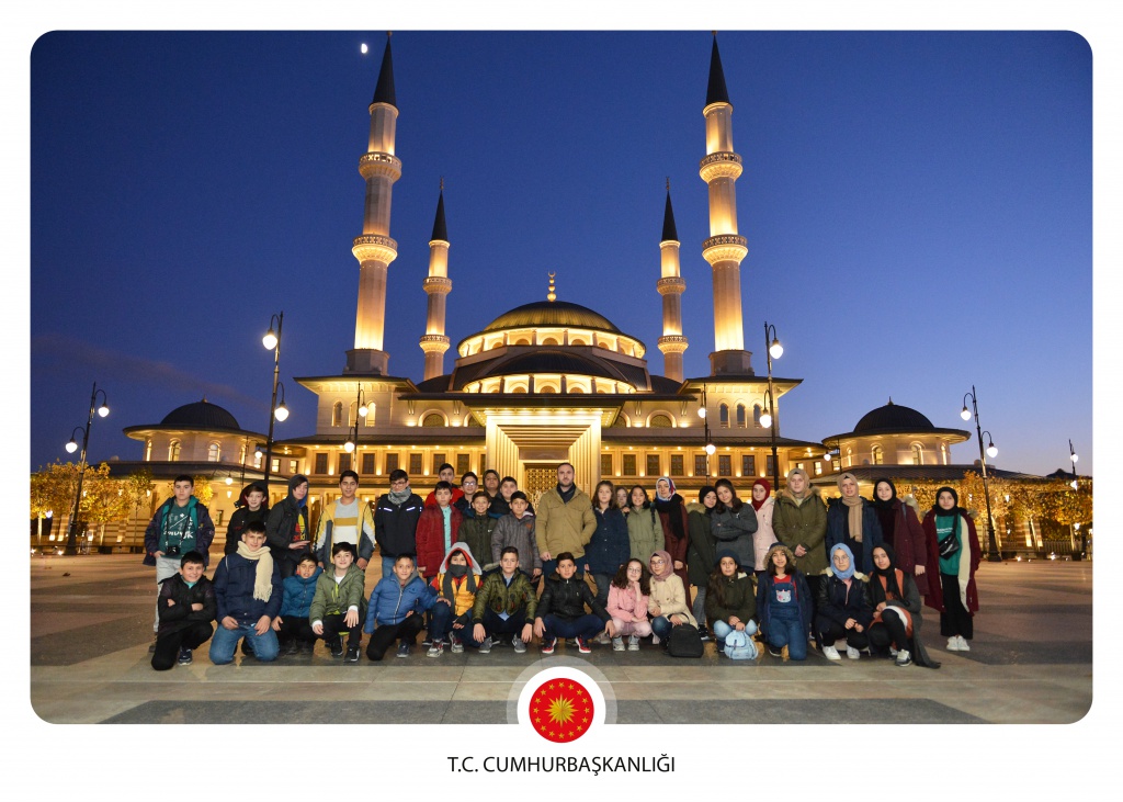 *Hatıra
Bu yıl Aralık ayında <a href="/anadolujet/">AJET</a> ve <a href="/tcmeb/">Millî Eğitim Bakanlığı</a> işbirliğiyle Öğrencilerimizi gidiş dönüşü uçakla yapılan Ankara Gezisine yolladık.  Nerde bir sosyal faaliyet var biz oradayız !! Bu ayrıcalığı yaşamak için bize katılın ! 
Salıpazarı İmam Hatip Ortaokulu
<a href="/alidgn55/">Ali Doğan</a>  <a href="/CoskunESEN57/">Coşkun ESEN</a>