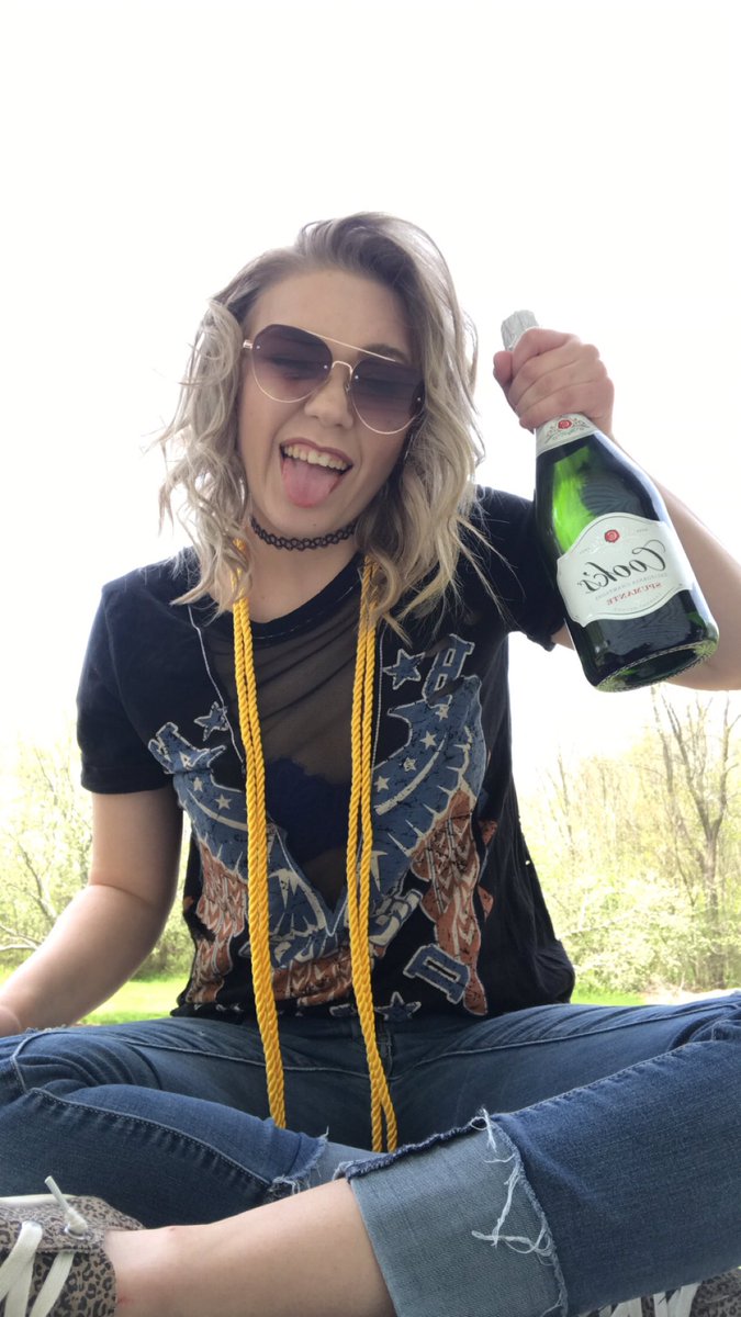 luvneck200's tweet photo. I did it! #2020Graduates  #uwosh https://t.co/7p6AAk0sdD