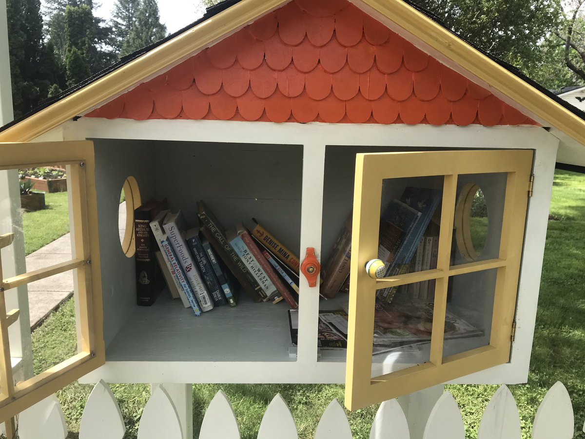 AuroraOregon's tweet image. Did you know Aurora, Oregon has a free mini-library? You can borrow books from the 21358 Main Street kiosk and feel free to donate your good books in good condition. #library #oregon #oregonlibraries