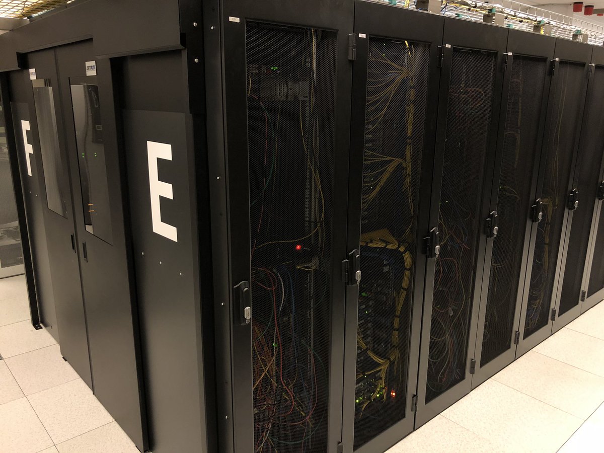 SolventoNL's tweet photo. Het onderhoud bij @DataoneNL is weer voltooid 😎 #Datacenter #Hosting #Server https://t.co/M6ZSgMkCLg