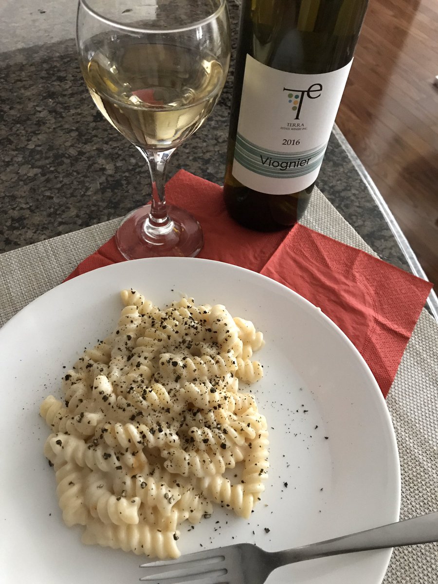 Canadian Mac and Cheese meets Italian Cacio e Pepe and Terra Estate Viognier brings them together beautifully🍷