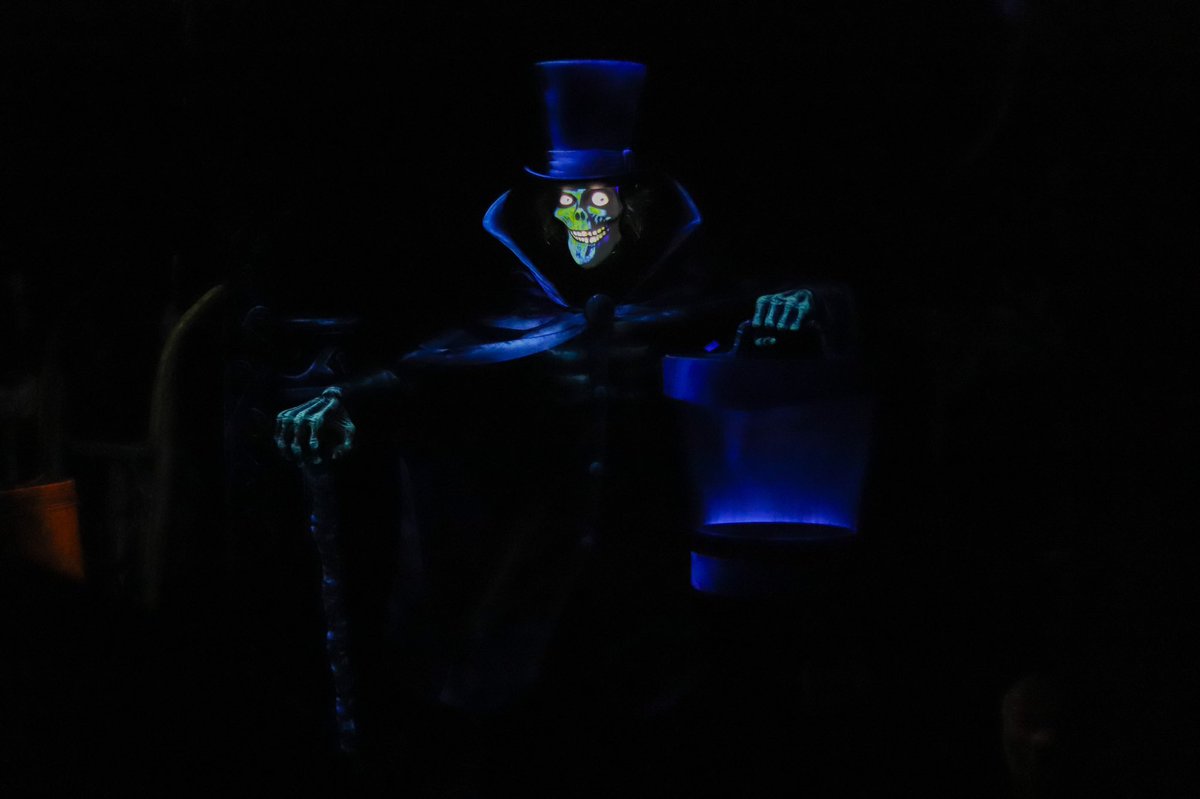 Halfway to Halloween 👻 We are hoping to see the Hat Box Ghost 🎩 This fall during Halloween Time at Disneyland. 📸: @mousymagic <a href="/Disneyland/">Disneyland Resort</a>Today @DisneylandAP @Disneyland