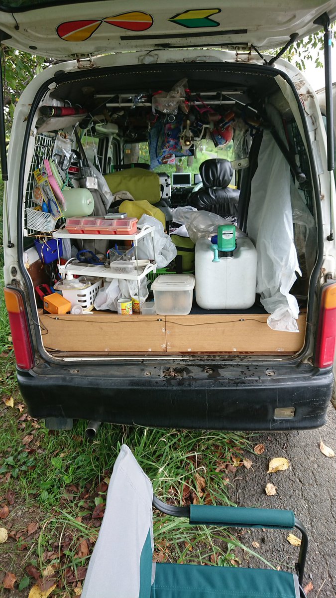 花屋鯉師 暑い ですね 明後日釣りの車車検なので荷物 下ろしました全部は大変なので荷台の所だけ下ろしました 結構いろいろあるので重たいね 車検終わったらまた積みっぱなしなので 燃費悪いけど 行く時に準備があるので そのままですね 釣り道具