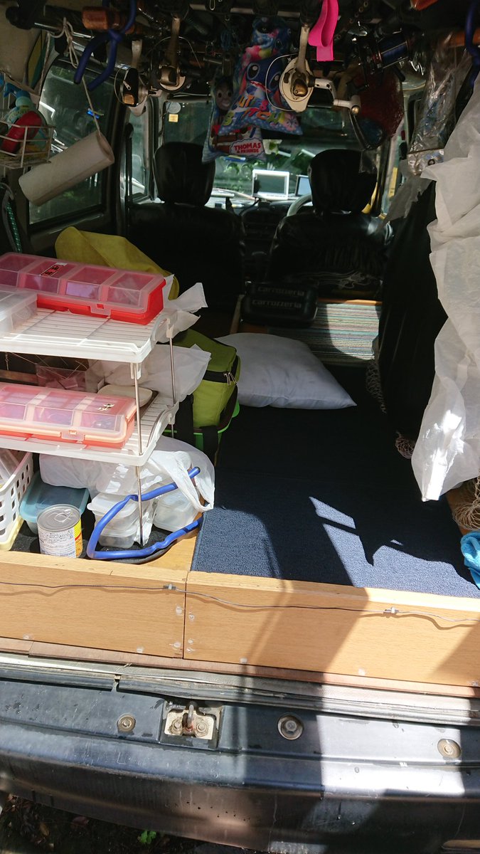 花屋鯉師 暑い ですね 明後日釣りの車車検なので荷物 下ろしました全部は大変なので荷台の所だけ下ろしました 結構いろいろあるので重たいね 車検終わったらまた積みっぱなしなので 燃費悪いけど 行く時に準備があるので そのままですね 釣り道具