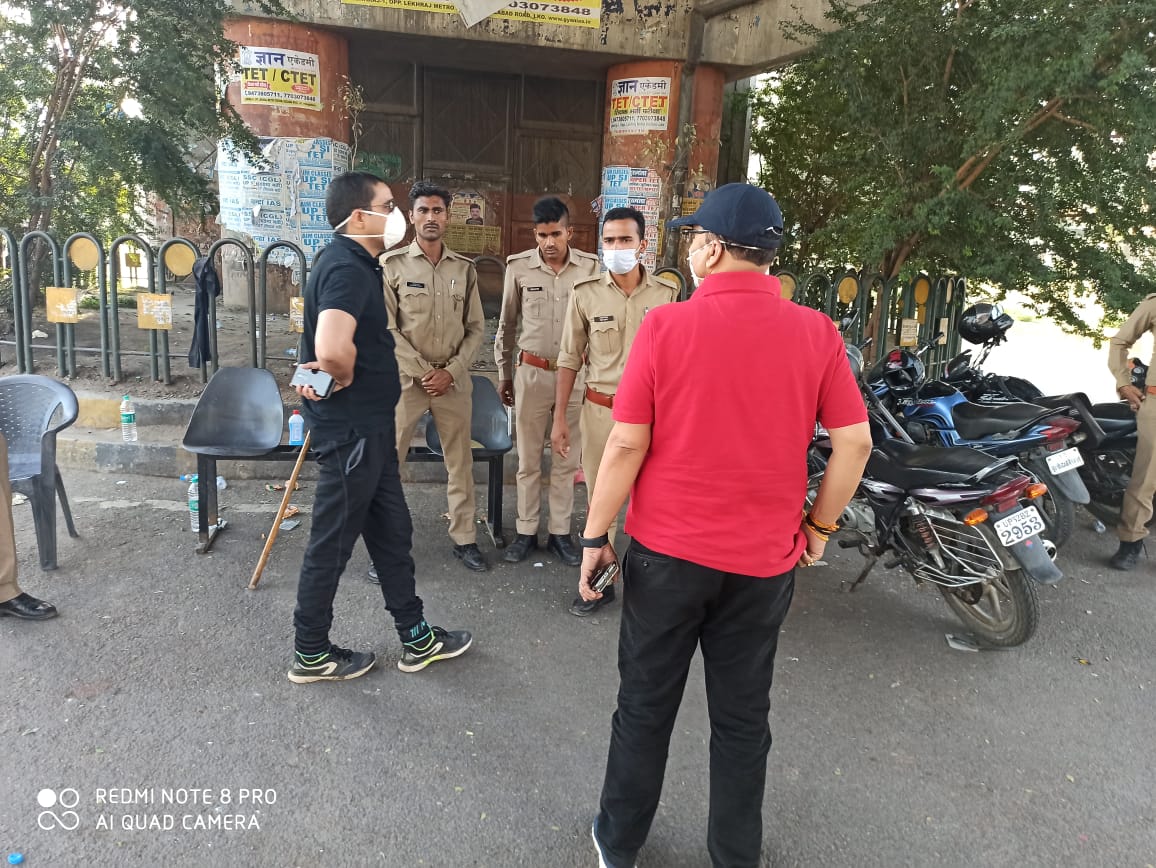 17/05/20
देर रात्रि तक प्रवासी पथिकों की व्यवस्था, भोर में मण्डी कंट्रोल रूम से व्यवस्था संचालन, पुनः सवेरे अयोध्या मार्ग पर पथिकों को बस से रवाना करने तक का थकान भरा संतोष। क्षमता भर सर्वश्रेष्ठ संभव व्यवस्था देना <a href="/AdminLKO/">DM Lucknow</a> का संकल्प है।
विश्व भूषण
एडीएम टीजी
लखनऊ
<a href="/CMOfficeUP/">CM Office, GoUP</a>
