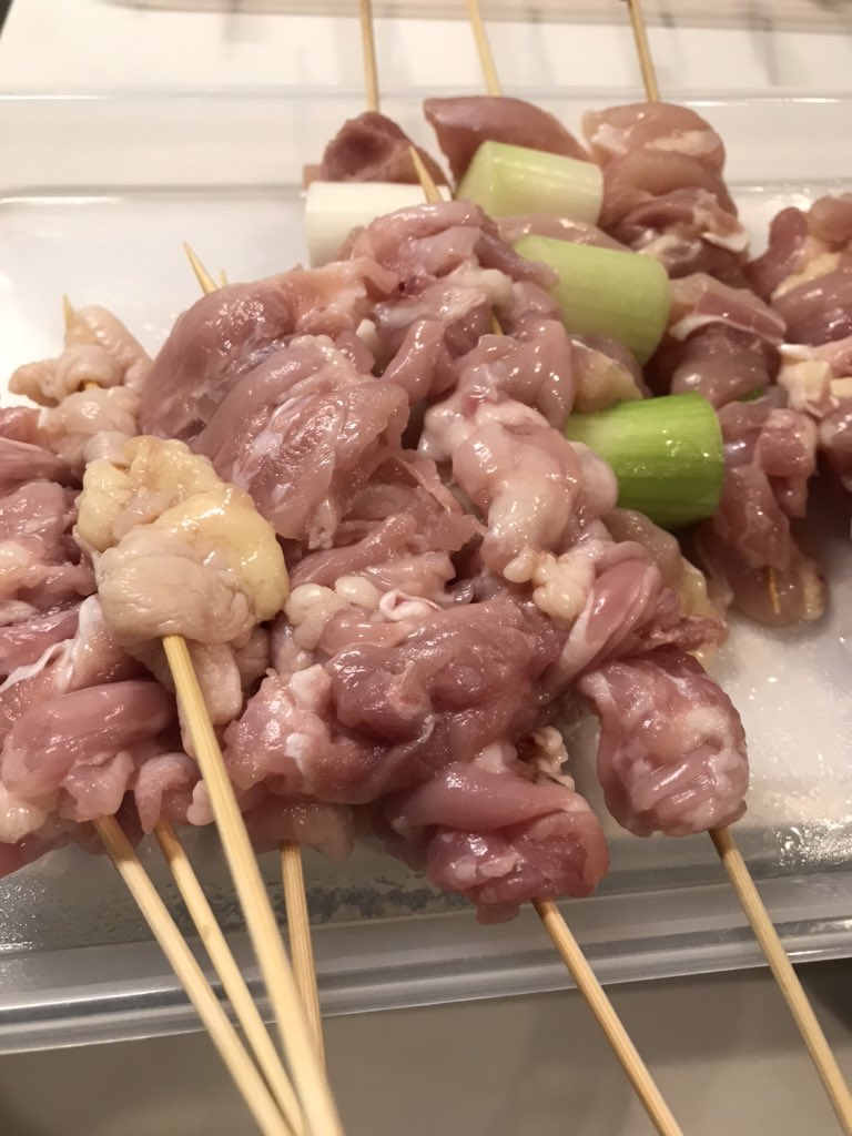 Osake_Kenko's tweet photo. お疲れ様です！
昨日の夜ご飯は、鶏肉買ってきて串刺して焼鳥でした！🍻
塩で糖質オフ！
焼いた後の写真撮り忘れ！笑笑
#おうちごはん #糖質オフ #ハイボール https://t.co/xhutGkLU3b