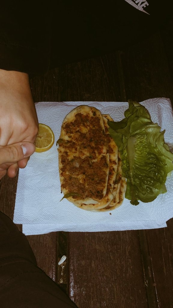 melissdf70's tweet photo. 16.05.2020 - Lenneteich 🌃
Iftara teyzemgile davetli olmama rağmen, dayanamayıp bir kaç tane Lahmacun saklayıp, akşamın bi vaktinde seninle buluşmam, ilerde pişman olacağım bir hareket değildi asla. Seni çok seviyorum sevgili.. https://t.co/LEGglLt1cx