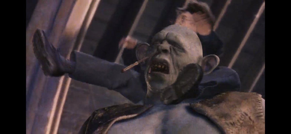 도와달라는 헤르 말에  결연하게 지팡이를 꺼내들더니? 뛰어가서는? 트롤 방망이에 올라타서는????(여기서부터 뭔가 이상함) 지팡이를 트롤 코에 꽂아버림???????? 내가 지팡이를 꺼내든건 네 코를 쑤시기 위함이었다