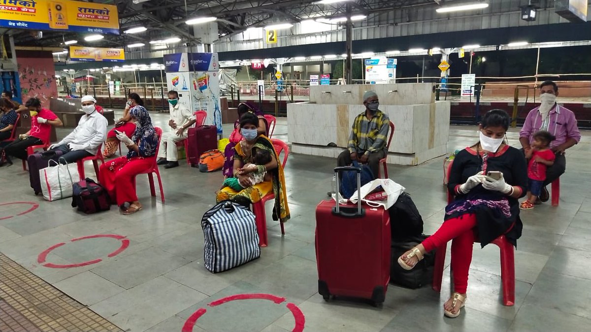 RailMinIndia's tweet image. पूर्व मध्य रेलवे के धनबाद रेलवे स्टेशन पर स्पेशल ट्रेन पकड़ने आए हुए यात्रियों के लिए सोशल डिस्टेंसिंग का पालन करते हुए बहुत अच्छे तरीके से बैठने की व्यवस्था की गई है।

#IndiaFightsCorona