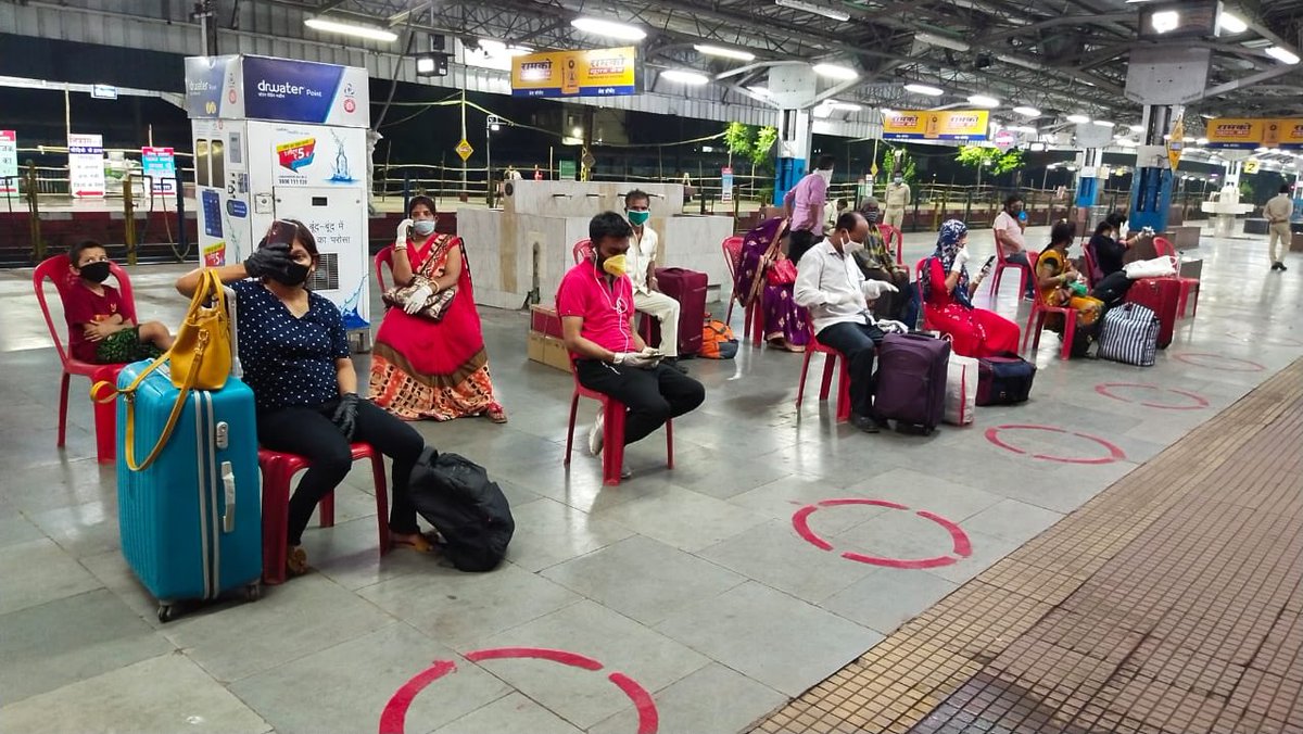 RailMinIndia's tweet image. पूर्व मध्य रेलवे के धनबाद रेलवे स्टेशन पर स्पेशल ट्रेन पकड़ने आए हुए यात्रियों के लिए सोशल डिस्टेंसिंग का पालन करते हुए बहुत अच्छे तरीके से बैठने की व्यवस्था की गई है।

#IndiaFightsCorona