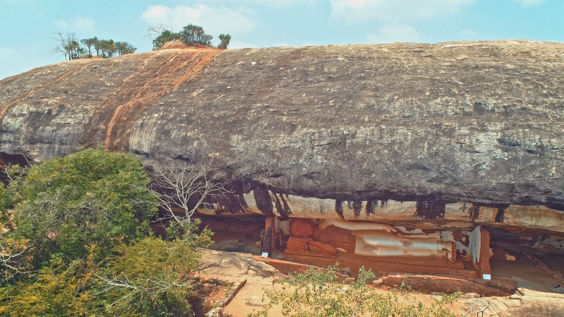 キヤノンマーケティングジャパン ただいま睡眠中 岩陰にピッタリ挟まった仏像 なぜここに作られたのか不思議ですね もう一方の岩山にある古代宮殿跡と関係があるのかも 密林にそびえる 1500年前の天空宮殿 スリランカ T Co