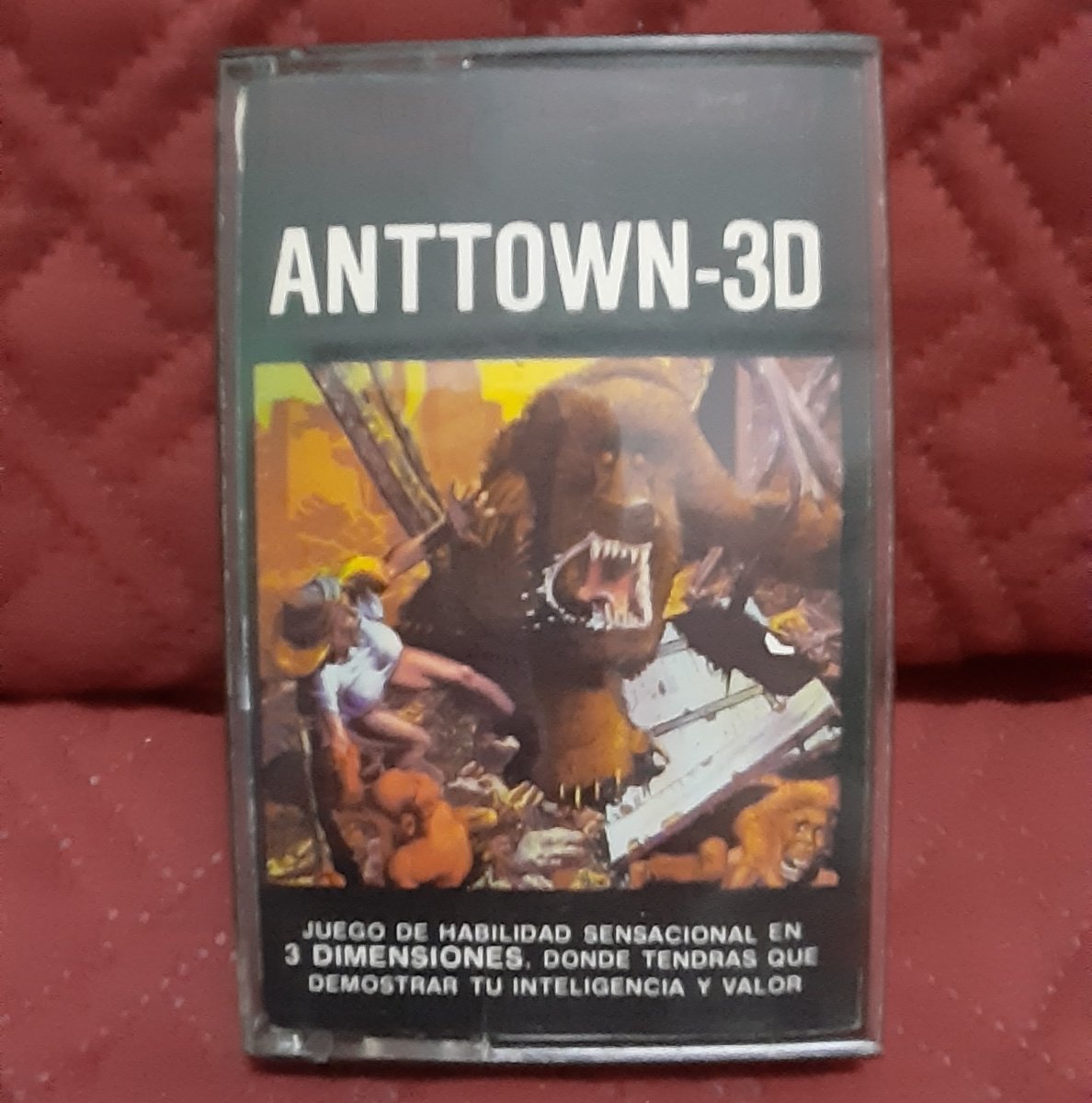 HalomoGamer's tweet photo. #AntTown3D, originalmente conocido como #AntAttack. Una magnรญfica creaciรณn de #SandyWhite (cuyas iniciales se esconden en el mapa). Chico conoce chica, hormigas secuestran chica, chico salva chica https://t.co/BduFgQLjSN