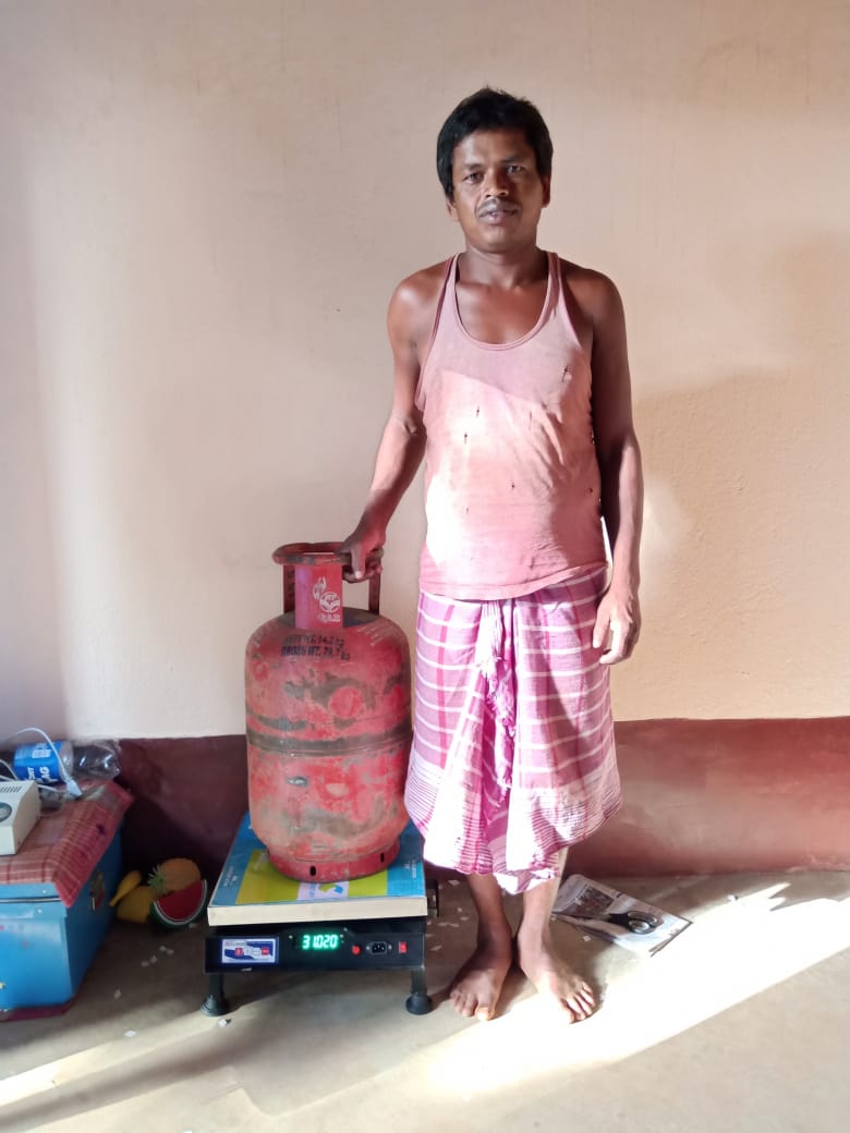 anupam7773's tweet photo. Ujjwala beneficiaries are getting LPG delevery as well as booking service through CSC LPG Gas distribution center at Jama block of district-Dumka, Jharkhand.  @CSCJharkhand @CSCegov_ https://t.co/B4UUKY1zom