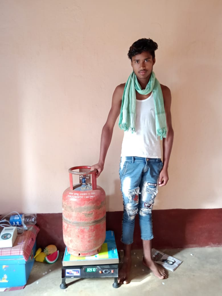 anupam7773's tweet photo. Ujjwala beneficiaries are getting LPG delevery as well as booking service through CSC LPG Gas distribution center at Jama block of district-Dumka, Jharkhand.  @CSCJharkhand @CSCegov_ https://t.co/B4UUKY1zom