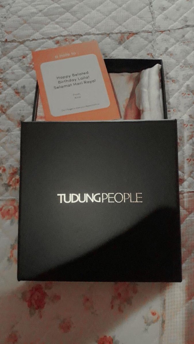 Aina, my future SIL, surprised me with a  @tudungpeople shawl  she said it’s a 2 in 1 gift hehe for my birthday and raya hehe tambah satu lagi printed shawl in my collection Yay! 