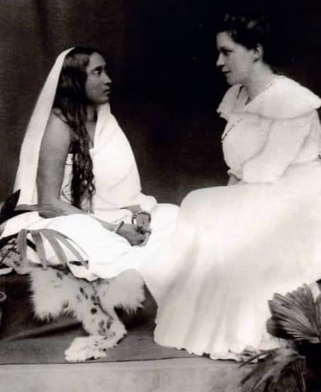 VisionHistory's tweet photo. Rare unseen pictures of Ma Sarada Devi

1. Ma Sarada is sitting in the middle. This group photo was taken in April,1905.

2. Ma Sarada &amp; Sister Nivedita. Photo was taken by Mr. Harrington

3. Her rare pic in studio

4. Ma Sarada worshiping at her Udbodhan residence in #Kolkata https://t.co/562ddIl5Zw