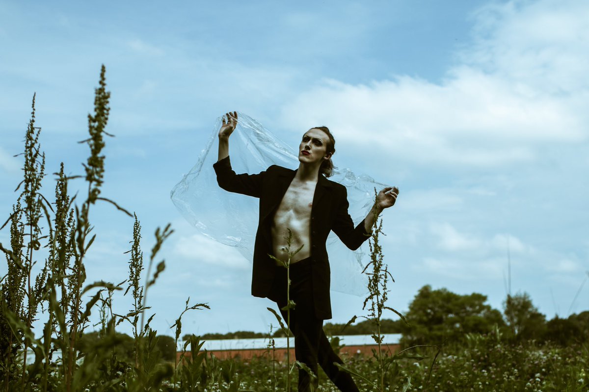blakevampire101's tweet photo. Definitely a vibe for a new cover/banner photo https://t.co/Wju6LdPBPT