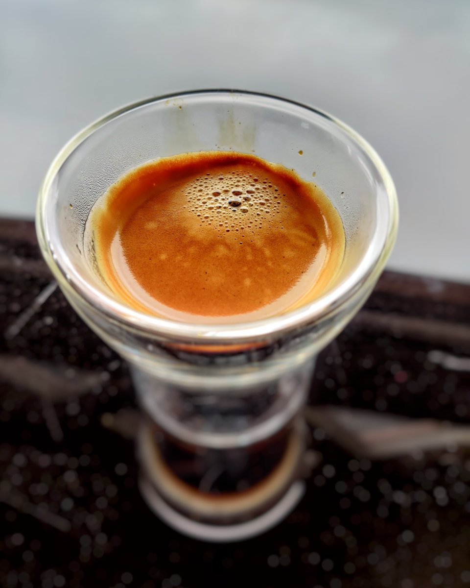 sed's tweet photo. Espresso from freshly roasted coffee beans. #decaf #espresso #decafespresso #crema #bottomless #bottomlessportafilter #espressoshot #coffee #coffeeroasting #ethiopianguji #burmancoffeetraders #beavercreekoregon #staythefuckhome #flattenthecurve https://t.co/Ee4G2DhZdT