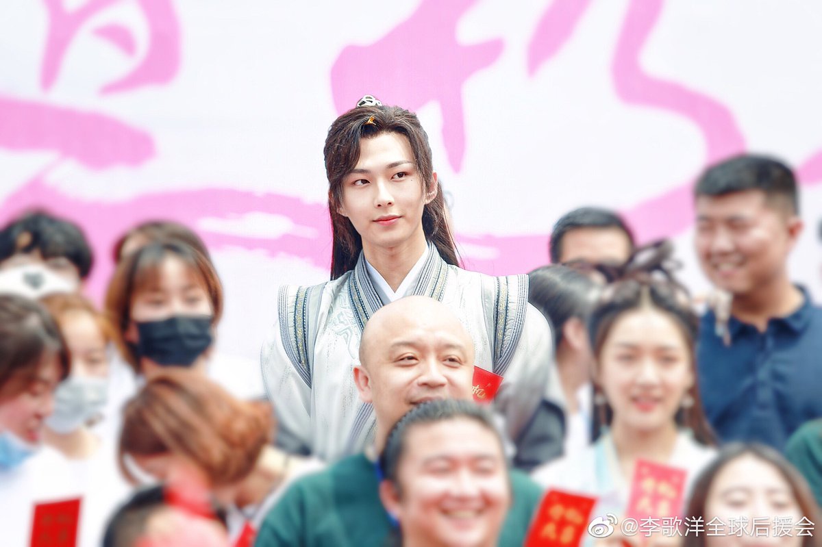 candyhouselist's tweet photo. #LiGeYang in the booting ceremony of #FragrantHouse / #有座香粉宅 with female lead #LingMeiShi on May 15.

More pictures: https://t.co/HCUeZLKwLg https://t.co/WOEVi4GdPH