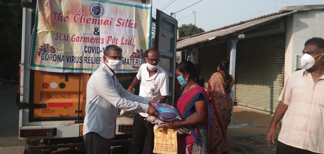 SCMGroups's tweet image. #covid19 #Corona @thechennaisilks @SreeKtm @SCMGroups @TPRDtCollector @Vijaykarthikeyn 
17.05.2020 rice pack given to #Tirupur odakadu 160 Nos
By
Karthivel.T, Eswaramurthy.N
Vijayakumar.T