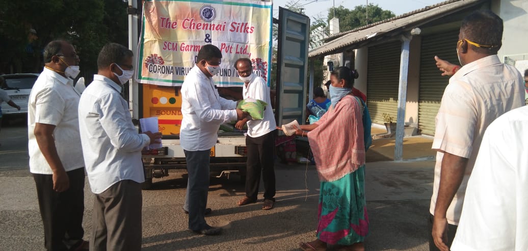 SCMGroups's tweet image. #covid19 #Corona @thechennaisilks @SreeKtm @SCMGroups @TPRDtCollector @Vijaykarthikeyn 
17.05.2020 rice pack given to #Tirupur odakadu 160 Nos
By
Karthivel.T, Eswaramurthy.N
Vijayakumar.T