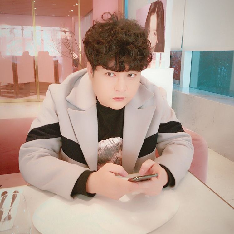 mmrodz_'s tweet photo. #OHMYGIRLAPOLOGIZE 

Lo hieren y aún así, quieren sacar sus errores de hace nueve años. No pueden entender que las personas se equivocan, crecen y mejoran con el pasar de los años y que sus errores del pasado no les da derecho para tratarlos de esta manera. https://t.co/oOPkDXTeEm