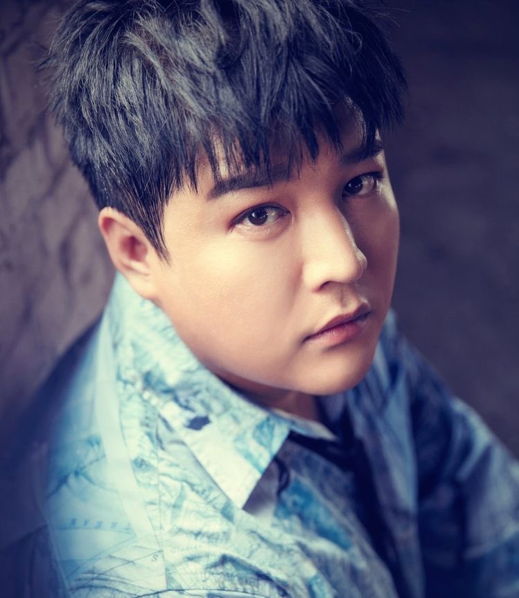 mmrodz_'s tweet photo. #OHMYGIRLAPOLOGIZE 

Shindong siendo un gran director, cantante, bailarín, entre otras cosas; ¿se atreven a identificarlo por su peso y lo encuentran algo chistoso? Shindong NO es el g*rdo de SUJU. SHINDONG es un artista completo que MERECE un RESPETO. https://t.co/3v5gd0hokC