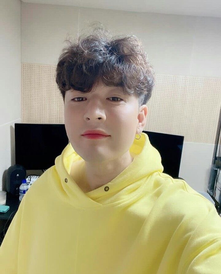 mmrodz_'s tweet photo. #OHMYGIRLAPOLOGIZE 

Shindong siendo un gran director, cantante, bailarín, entre otras cosas; ¿se atreven a identificarlo por su peso y lo encuentran algo chistoso? Shindong NO es el g*rdo de SUJU. SHINDONG es un artista completo que MERECE un RESPETO. https://t.co/3v5gd0hokC