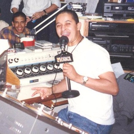 Pikerias's tweet photo. Recuerdan #AQueNoMeDuermo, la primera Host de ese espacio y fundadora @rayoenorbita #DeysaRayo, me invita a celebrar sus 31 años de vida radial cuando inicio en una noche como esta. Recordaremos algunas anécdotas en #Radioactiva y su partida a #889FM:
https://t.co/W0Tda2THAz. https://t.co/IrcjQIF7fl