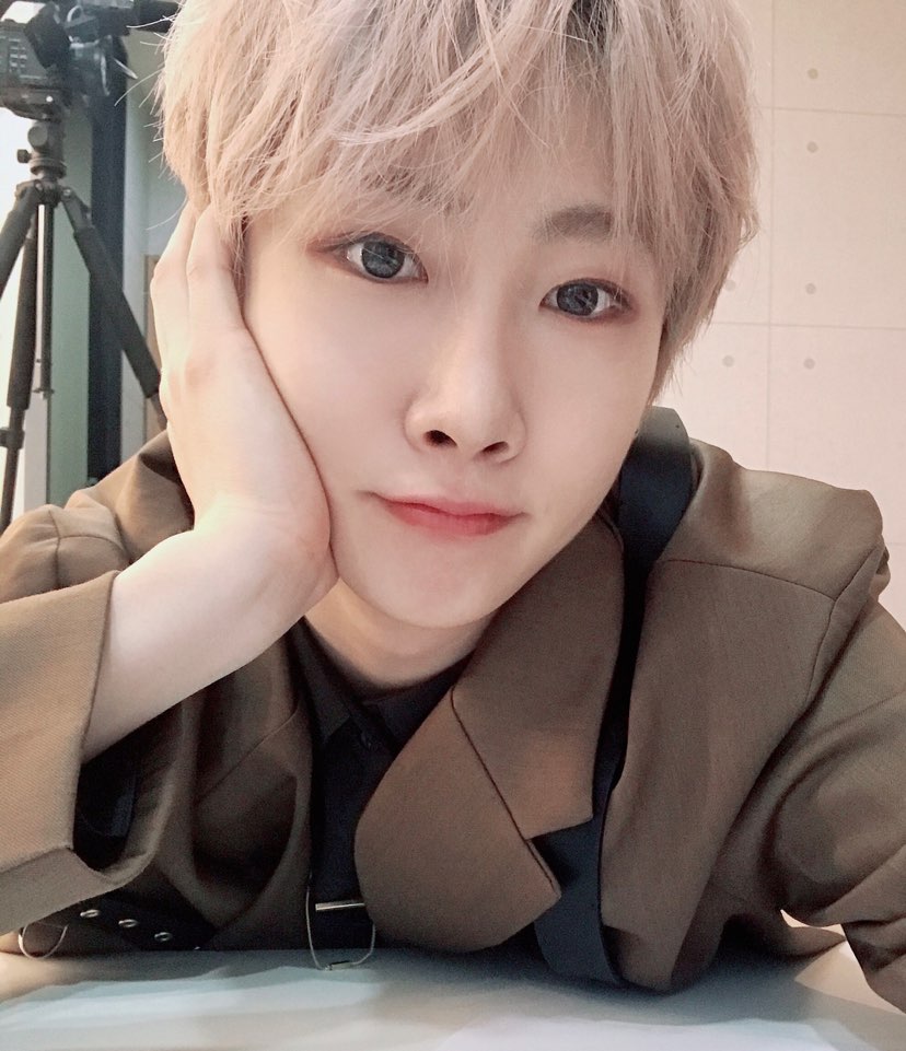 VRVR_VERIVERY's tweet image. 200517 | Twitter VERIVERY | #Hoyoung

VERRER ¿Qué estas haciendo?

#Preguntando #TeExtraño #😊