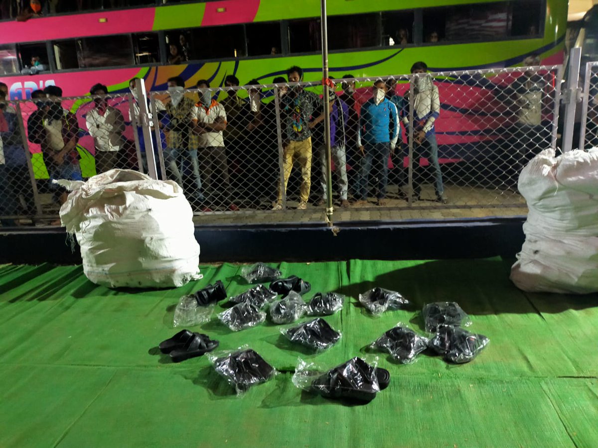 bhupeshbaghel's tweet photo. अन्य राज्यों से छत्तीसगढ़ के सीमावर्ती जिलों में प्रवेश करने वाले प्रवासी श्रमिकों, यात्री जो भीषण गर्मी में छत्तीसगढ़ आ रहें है और बिना चरण पादुका के तकलीफ में हैं।

उनके लिए छत्तीसगढ़ शासन द्वारा चरण पादुका का वितरण किया जा रहा है। https://t.co/RVfNPwLnEF