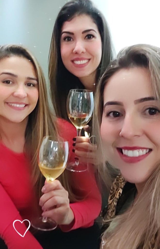 DayNazzi's tweet photo. Noiteeeeeee fria em Votuporanga!!!!
Aqui tá assim e por aí pessoal?

Estão curtindo? @rafakalimann_ é linda né ?

#LiveBrunoeMarrone 
Salvou nossa noite em família!!! 😜

Esperando tocar as músicas 
 “Na conta da loucura” 
“Se tiver coragem joga fora”😍

#BeMBrahmaLive https://t.co/RsBMH6d2yF