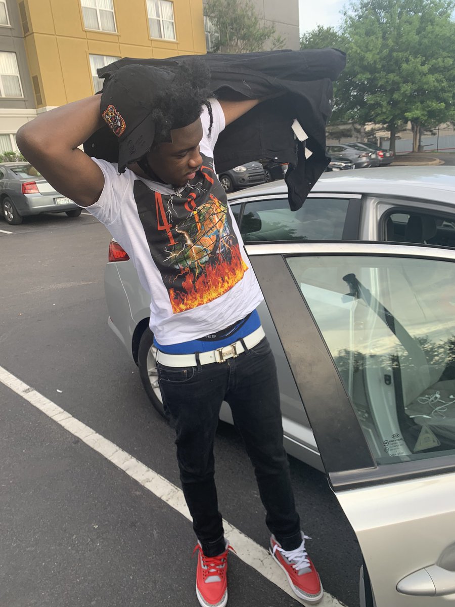 cxlebrityB's tweet photo. Read my mask lil homie back up🐒4️⃣ https://t.co/3zh8LNwXHz
