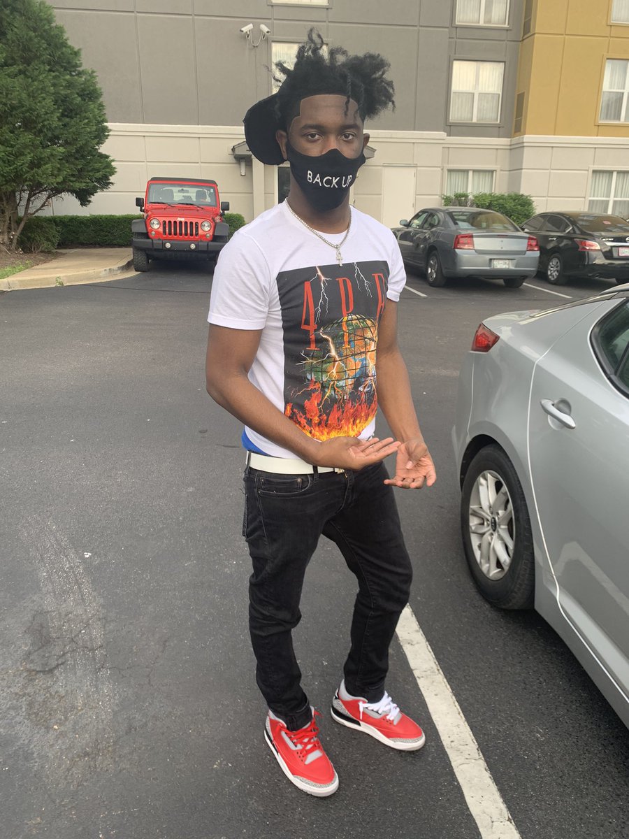cxlebrityB's tweet photo. Read my mask lil homie back up🐒4️⃣ https://t.co/3zh8LNwXHz