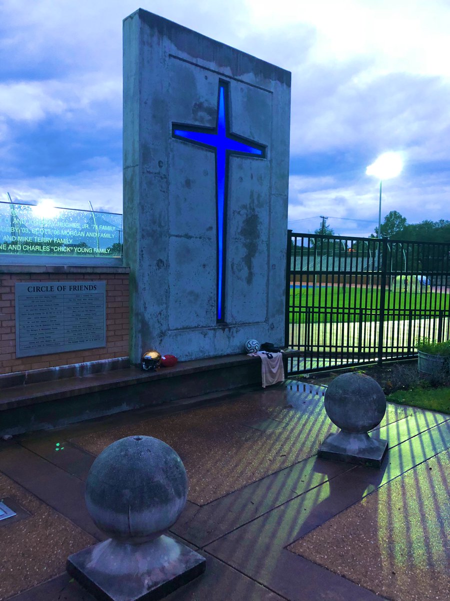 CoachBHickman's tweet photo. Tonight’s @jesuitdallas #ShineOn2020
Jesuit is a special place with special people. Great to celebrate our seniors and brothers we lost Guy and Jimmie. #4Chef #LegacyLeft https://t.co/TL9PEXBAeH