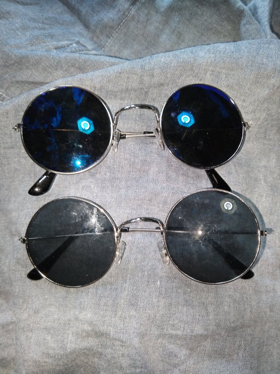 Uzivatel あぱむ誤長 花丸教信徒見習い Na Twitteru 基本は眼鏡オジサンなんですがサバゲーや遊びに行く時は 1dayのコンタクトレンズしてます 日差し強い日はサングラスするんですが持ってるのは２種類だけ ２つとも同じに見えますがレンズの色は青と黒です