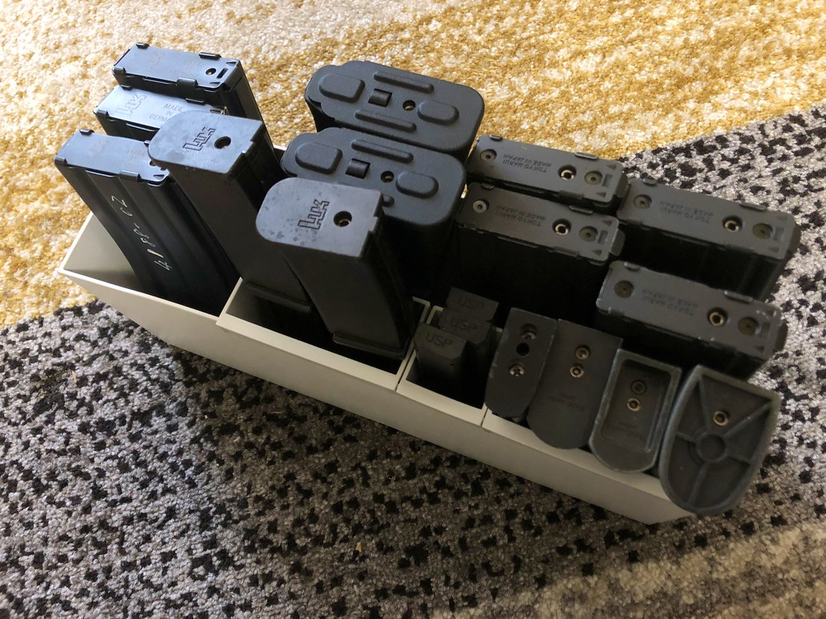 えあふれいむ エアガンのマガジン整理に無印良品のファイルボックス買ってみたけど 仕切りと合わせて綺麗に収納出来るので気持ち良い