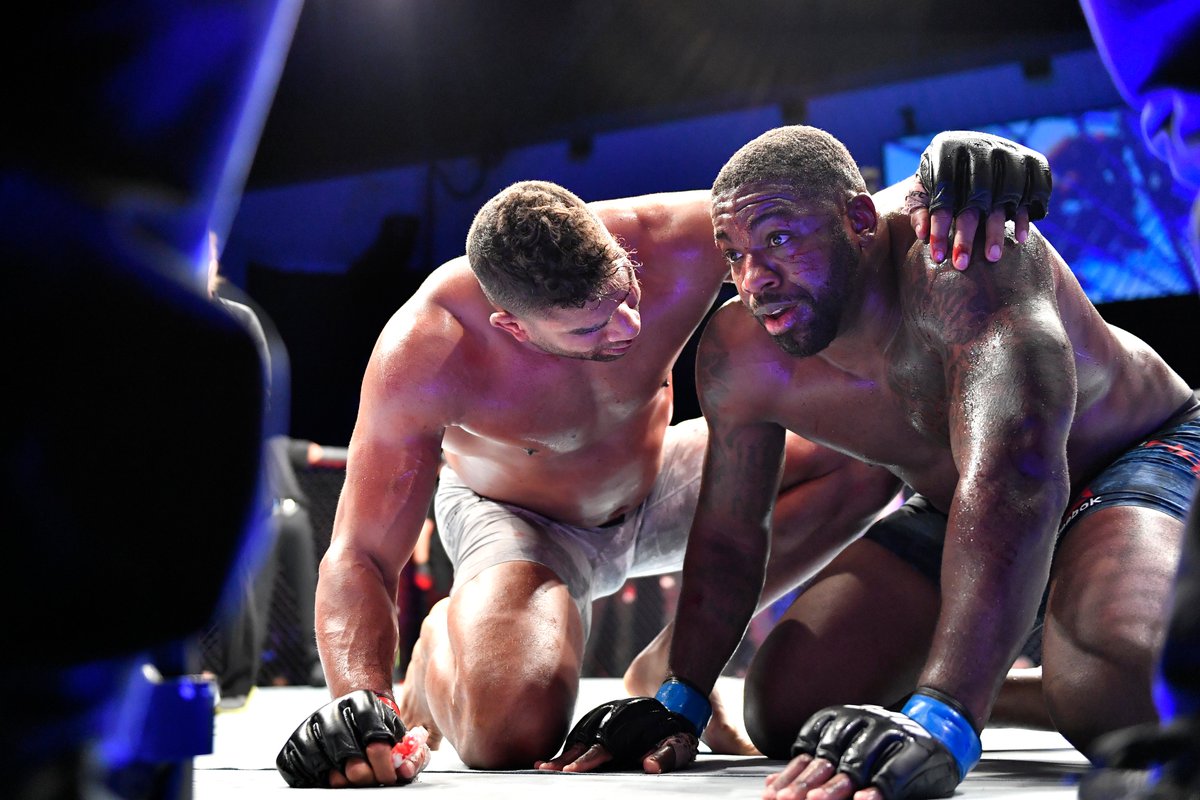 So much respect between <a href="/AlistairOvereem/">Alistair Overeem</a> and <a href="/TheBigTicket205/">Walt Harris</a> after #UFCFL 👏